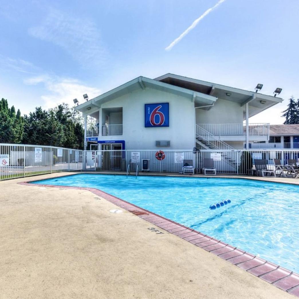 Logo งาน Work and Travel ที่ Motel 6 เมือง Tigard รัฐ Oregon