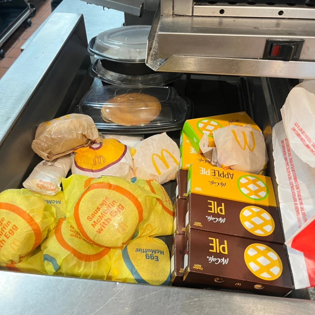 สวัสดิการ ยูนิฟอร์ม เสื้อ หมวก ผ้ากันเปื้อน อาหาร กฎ ไม่เคร่ง น้ำ น้ำอัดลม พัก พักกลางวัน รีวิว review New Step McDonald’s Work and Travel Miramar Beach Florida wat2024 Crew Member ทำงานต่างประเทศ แลกเปลี่ยนวัฒนธรรม ทำงานปิดเทอม ฝึกภาษา อังกฤษ