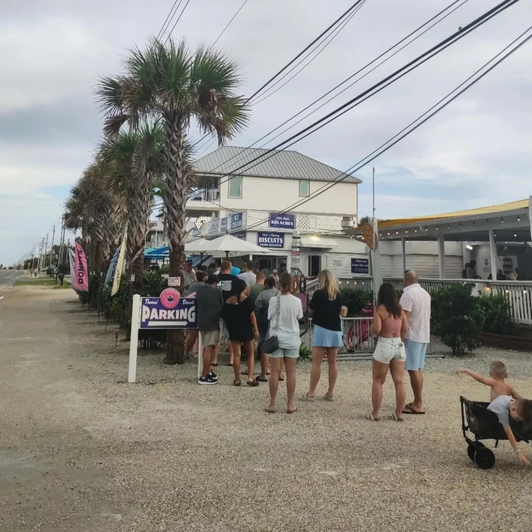 ลักษณะงาน เวลางาน ทำงาน กลางคืน นอน กลางวัน รีวิว review New Step Thomas Donut and snack shop Work and Travel Panama City Beach Florida wat2024 Donut Maker