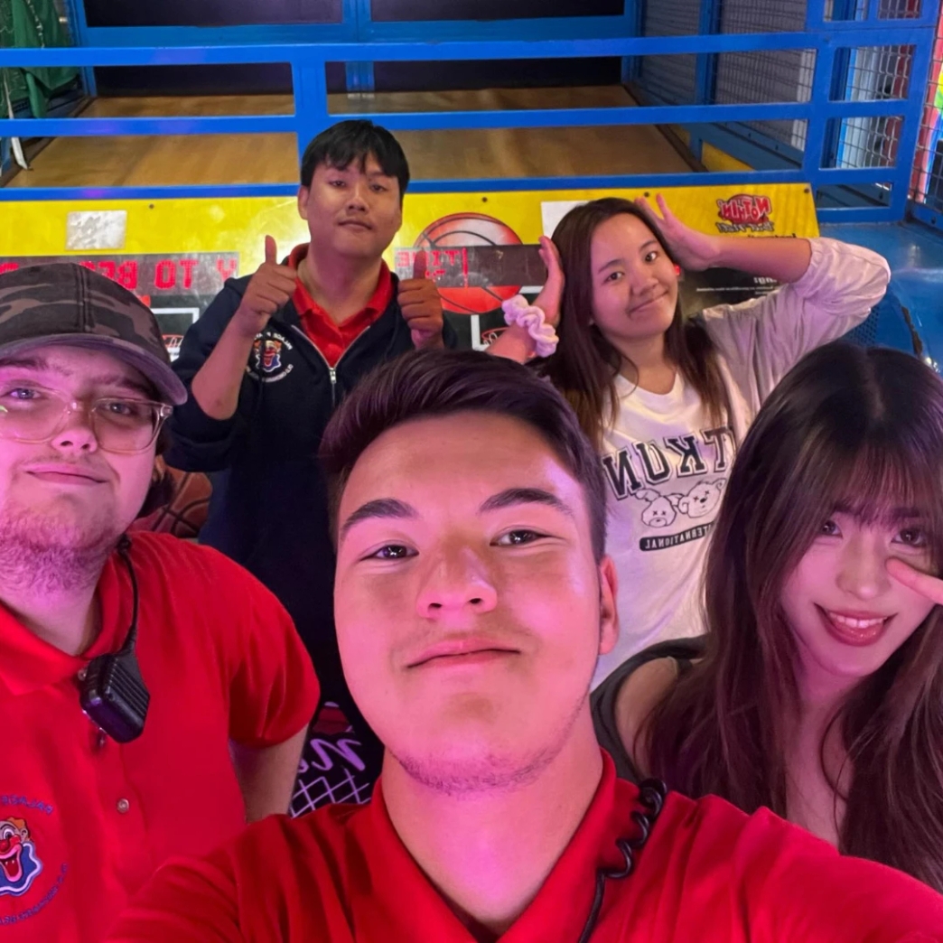 เมคมันนี่ make money ทำงาน เงิน รีวิว review New Step Palace Playland Work and Travel Old Orchard Beach Maine wat2024 Prize Counter