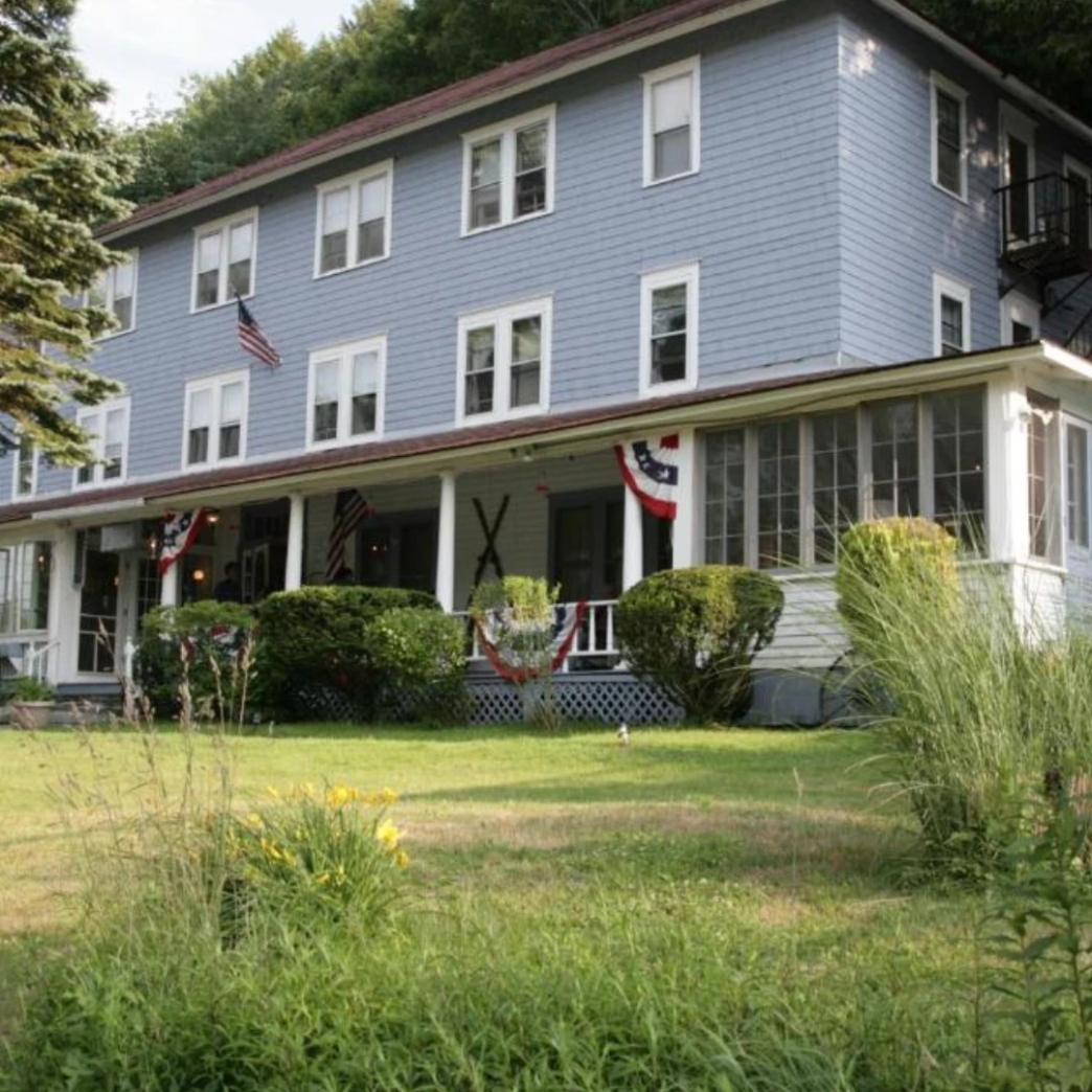 โลโก้ The Inn Starlight Lake newstep new step work and travel Starlight PA