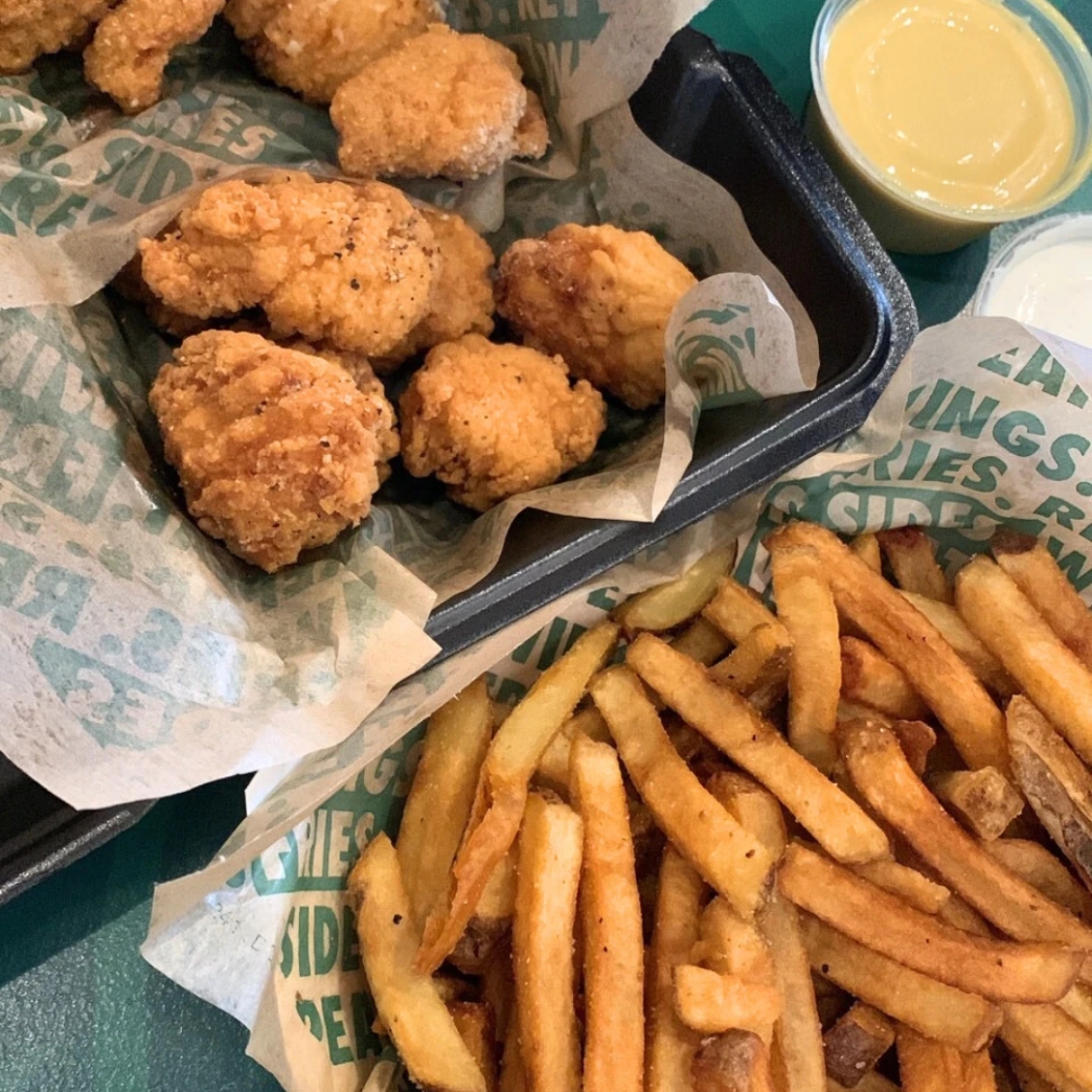 สวัสดิการ เพื่อนร่วมงาน รีวิว review New Step Surf Style Work and Travel Destin Florida wat2024 Sales Associate ทำงานต่างประเทศ แลกเปลี่ยนวัฒนธรรม ทำงานปิดเทอม ฝึกภาษา อังกฤษ