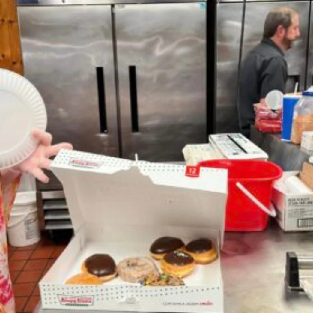 รีวิว review New Step Ober Work and Travel wat2023 Food Service Tennessee ทำงาน Ice Cream Scooper OT Bonus งานสนุก ไอติม วอฟเฟิล สมูทตี้ เพื่อนเยอะ หนุ่มสเปน