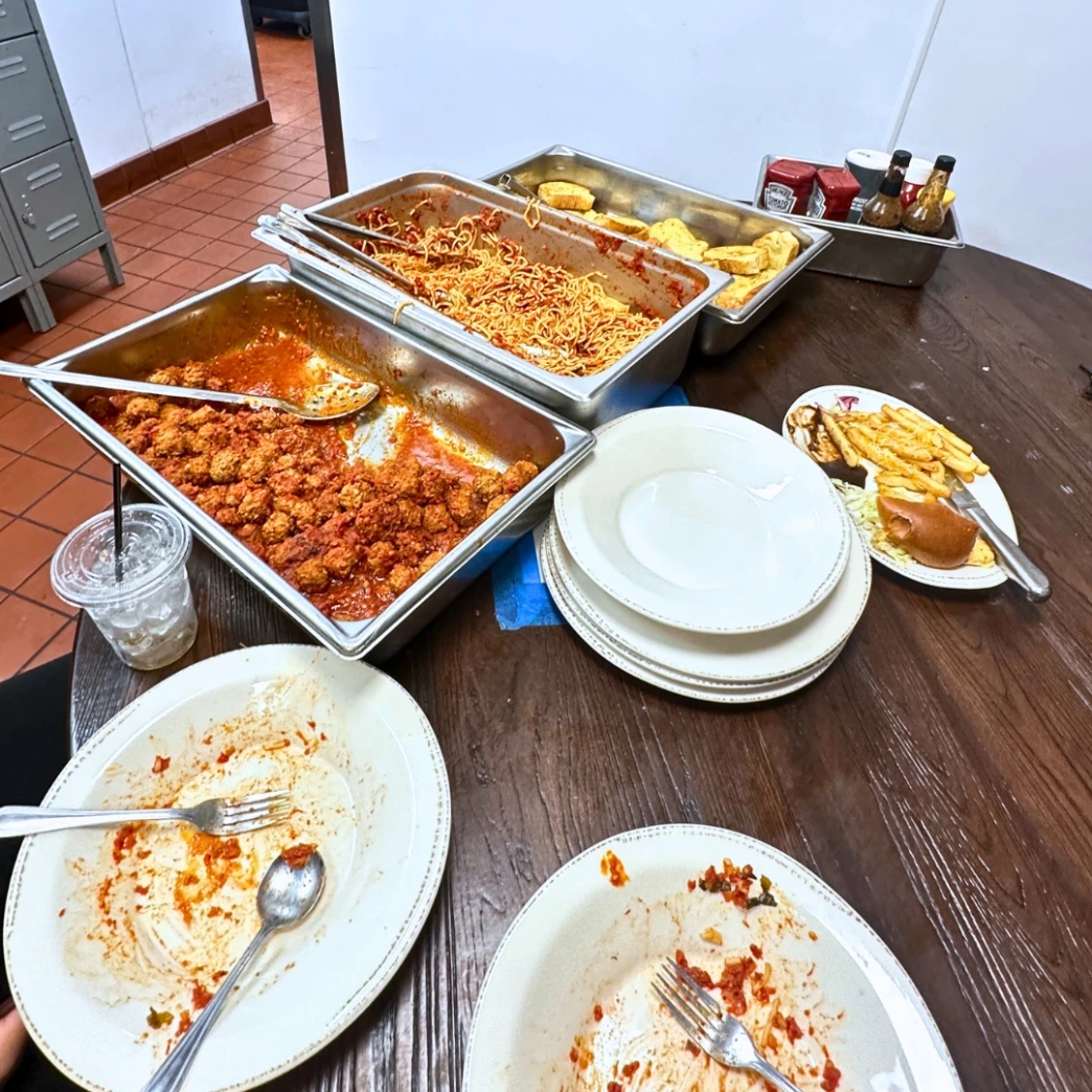 สวัสดิการ Family meal ที่ Jason Alean's