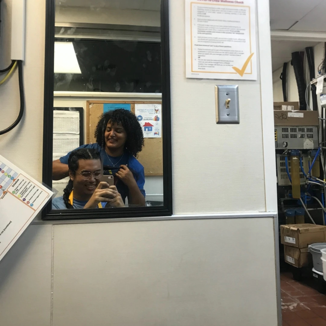 เพื่อนร่วมงาน ทำแซนด์วิช ชั่วโมงงาน รีวิว review New Step McDonald's Work and Travel Gulf Shores Alabama wat2024 Crew Member ทำงานต่างประเทศ แลกเปลี่ยนวัฒนธรรม ทำงานปิดเทอม ฝึกภาษา อังกฤษ