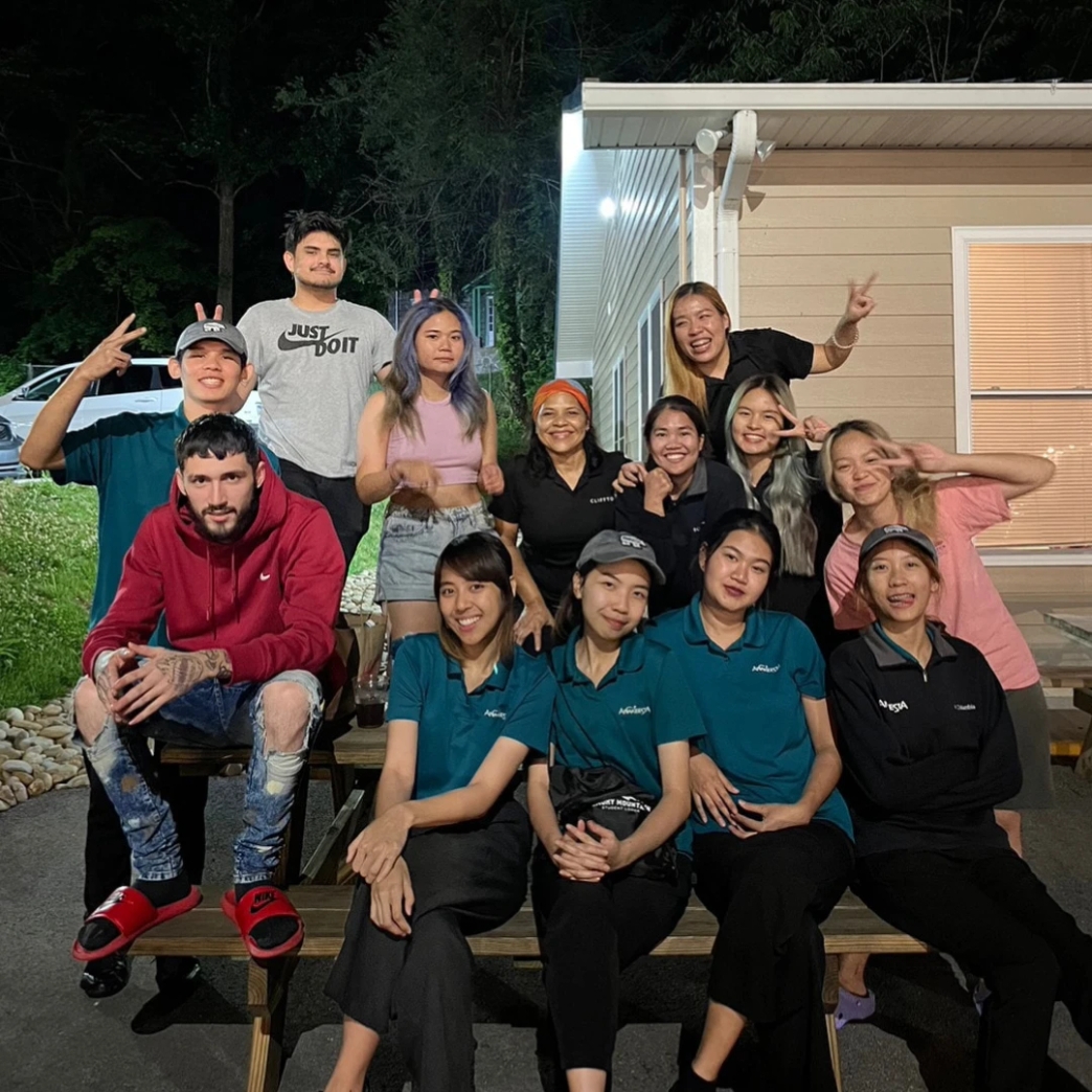 รีวิว review New Step Anakeesta Work and Travel wat 2023 Utility Tennessee 
เอเจนซี่ Work and Travel ปี4 วีซ่า NewStep
ดำเนินงานไว เอกสารเสร็จไว ส่งเข้าสัมวีซ่า เตรียมเอกสารไว วันบินไปส่งสนามบิน พี่ทีมงานเป็นกันเอง ตอบทุกข้อสงสัย ตอบไลน์ไว ให้ข้อมูลไว ประทับใจ