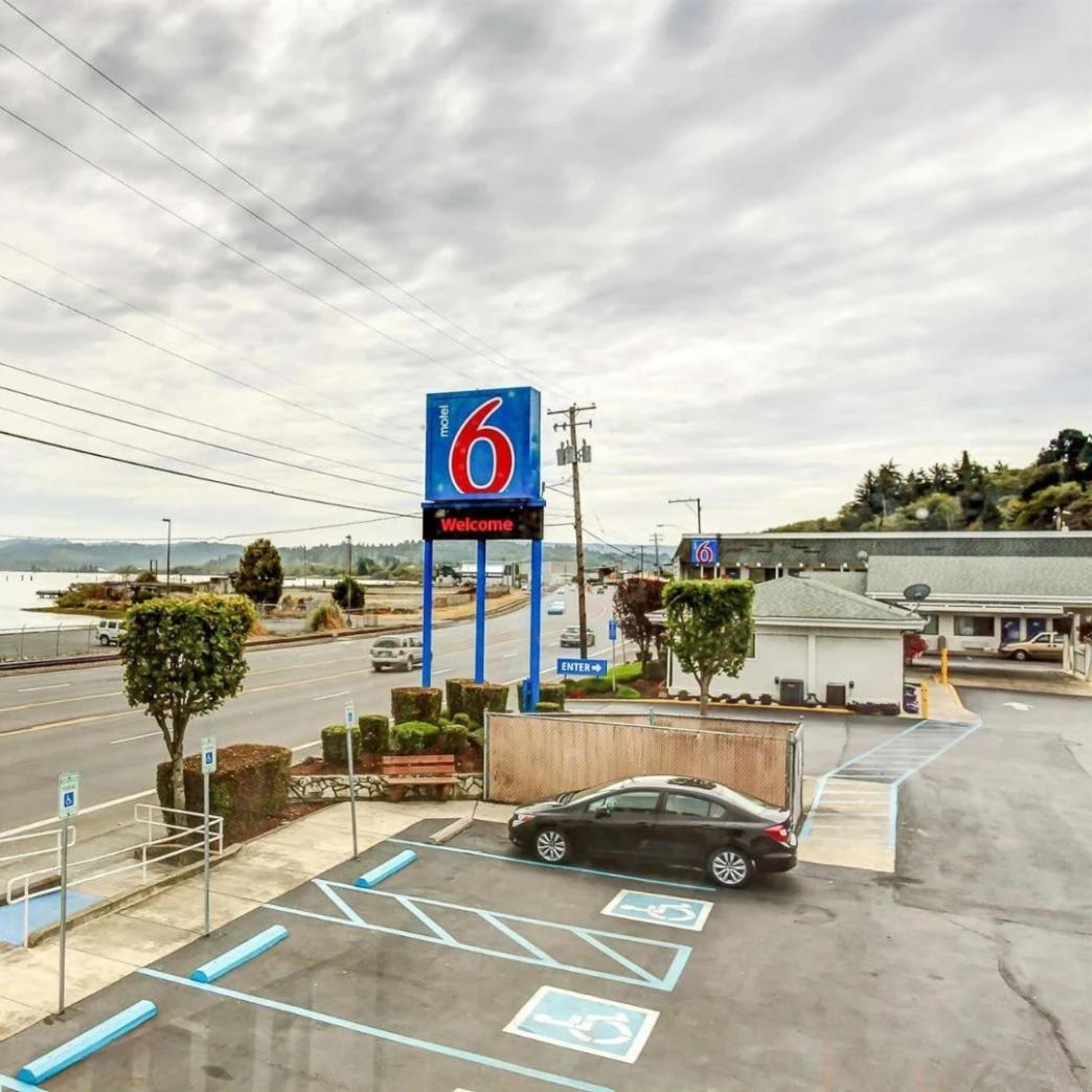 Logo Motel 6 เมือง Coos Bay รัฐ Oregon