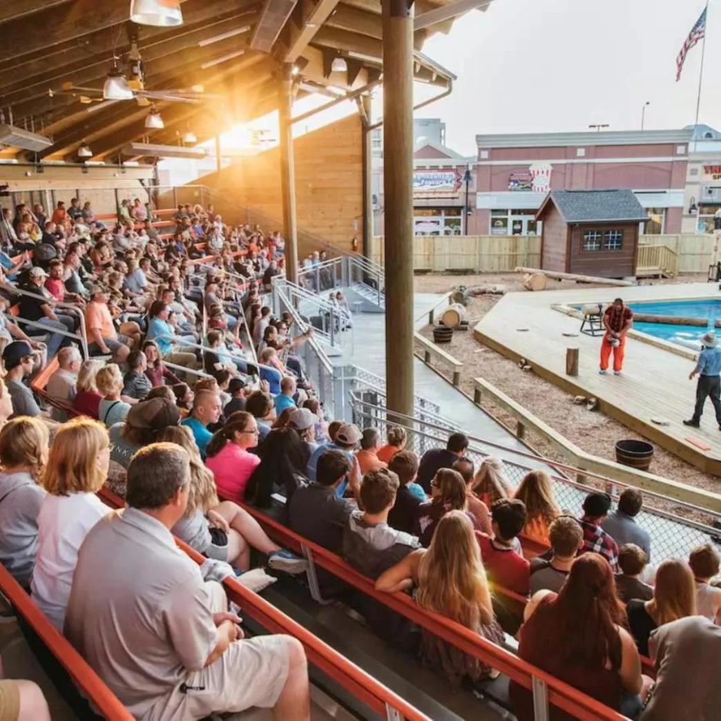 Logo Paula Deen's Lumberjack Feud Supper Show เมืองPigeon Forge รัฐ Tennessee