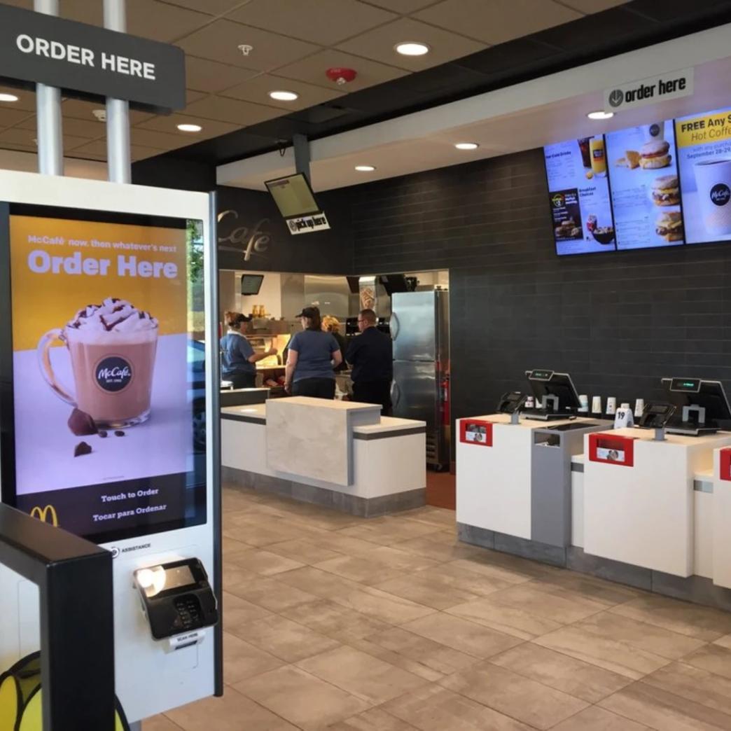 Logo งาน Work and Travel ที่ McDonald's เมือง Queensbury รัฐ New York
