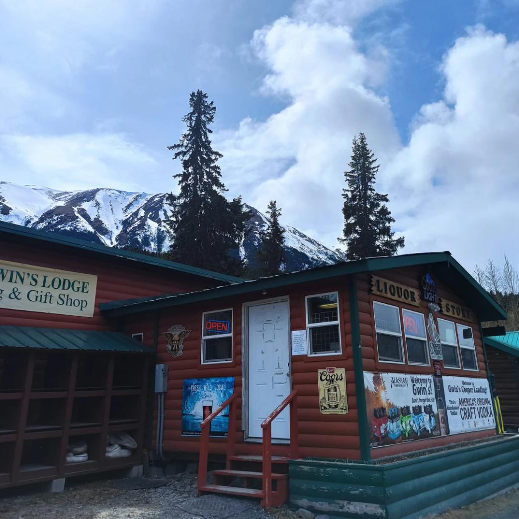 โลโก้ Gwin's Lodge เมือง Cooper Landing รัฐ Alaska