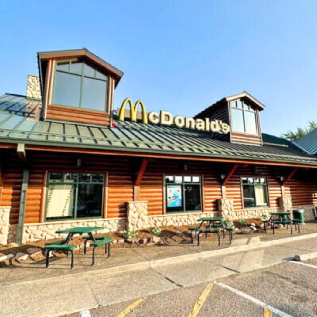 Logo McDonald’s (สาขา 30 หรือ 2325) เมืองWisconsin Dells รัฐ Wisconsin