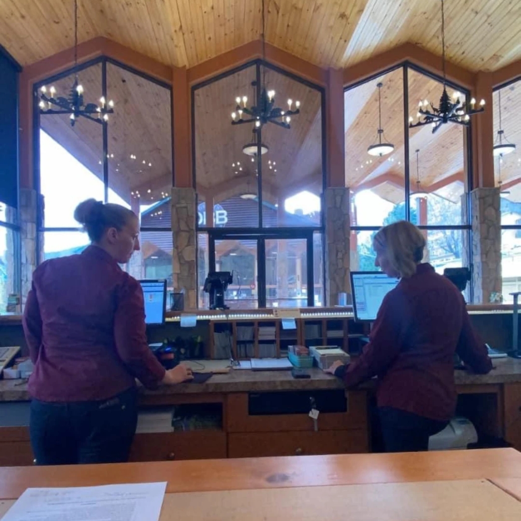 คนน้อย นั่งสวย ตากแอร์ รีวิว review New Step River Terrace Resort and Convention Center Work and Travel wat2022 Front Desk Tennessee