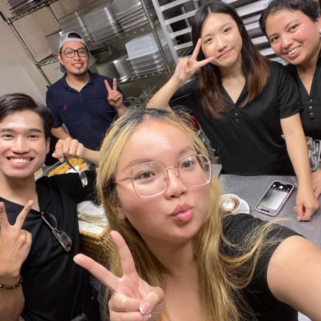 เพื่อนร่วมงาน งาน ตำแหน่ง หน้าที่ คุยกับลูกค้า จัดโต๊ะ รายได้ ทิป รีวิว review New Step La Crema Tapas & Chocolate Work and Travel wat 2024 Host Florida