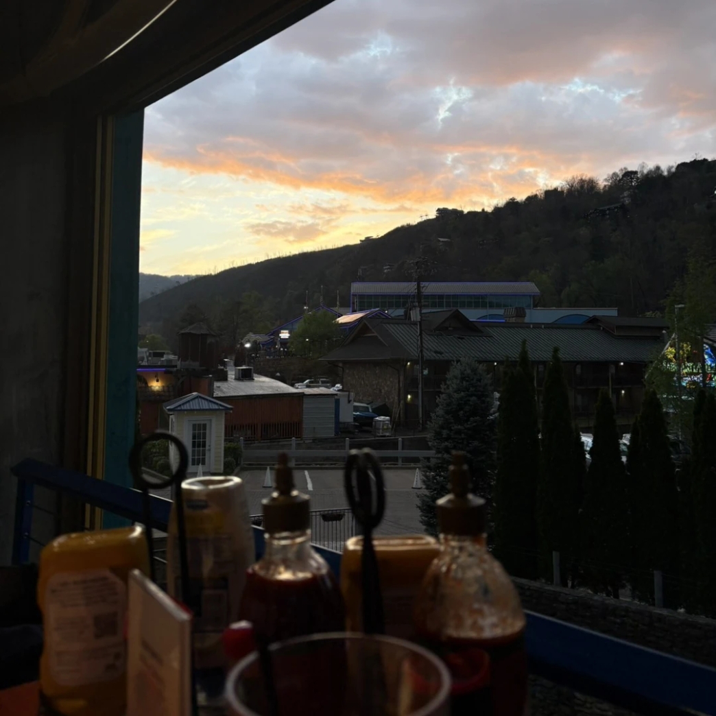 รีวิว Work & Travel งาน Restaurant Attendant ที่ Daiquiri Shack & Grill เมือง Gatlinburg รัฐ Tennessee | 2026 | Keewee