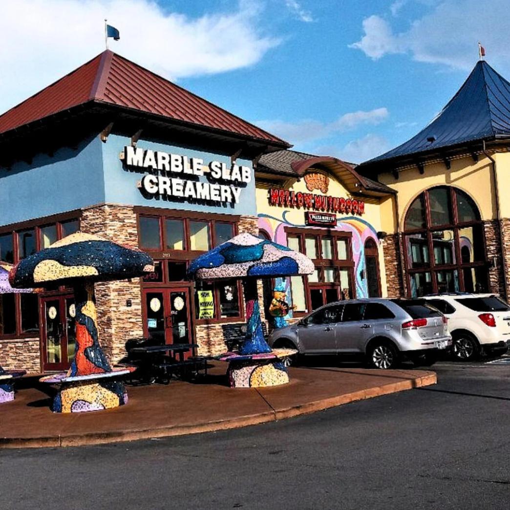 โลโก้งาน Mellow Mushroom เมือง Pigeon Forge รัฐ Tennessee