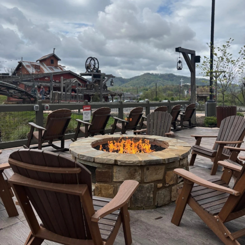 ชั่วโมงทำงาน  Lost Mine Mountain Coaster & Mini Golf