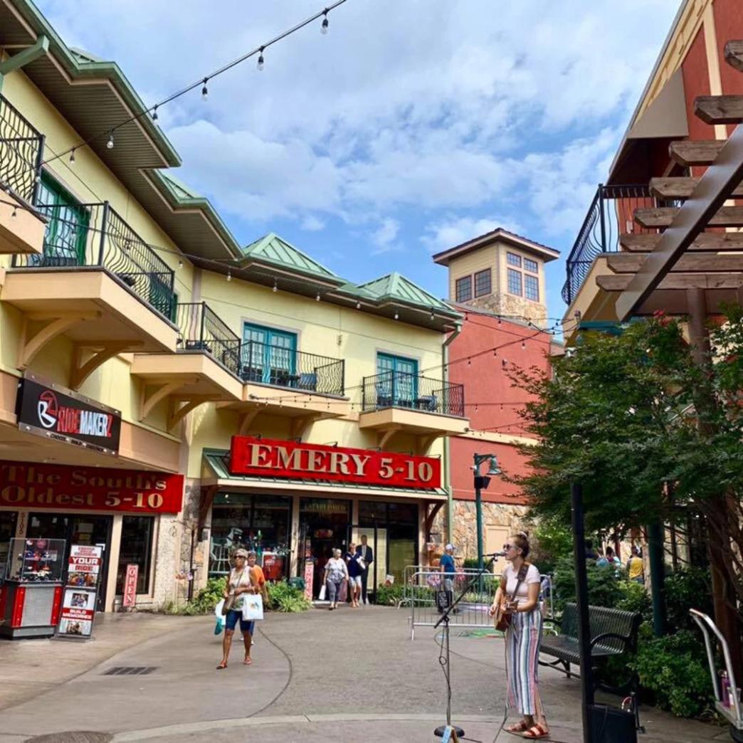Logo Emery’s 5 & 10 เมือง Pigeon Forge รัฐ Tennessee