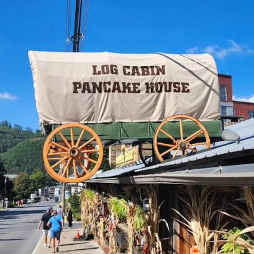 Logo Log Cabin Pancake House เมือง Gatlinburg รัฐ Tennessee