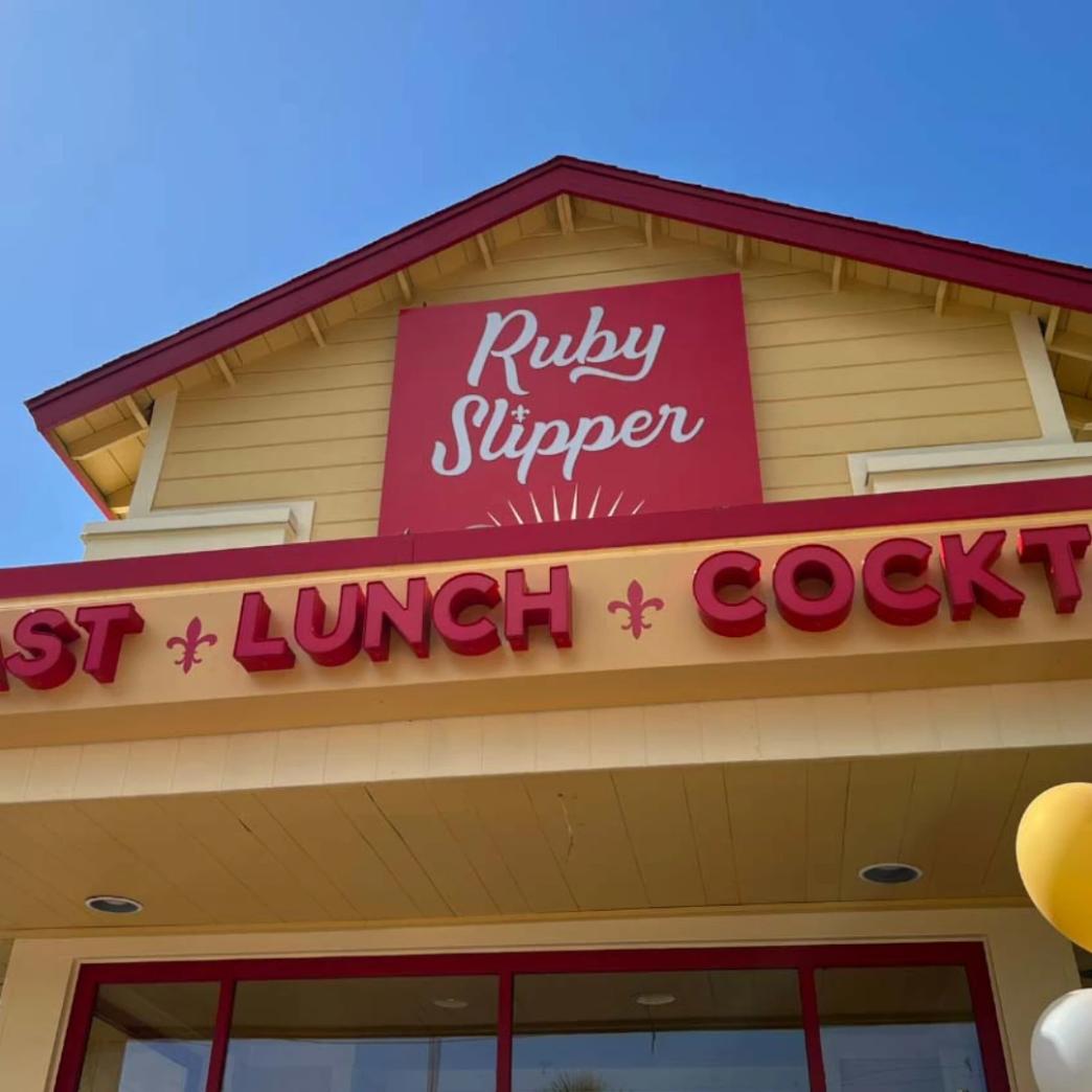 Logo Ruby Slipper เมือง Destin รัฐ Florida