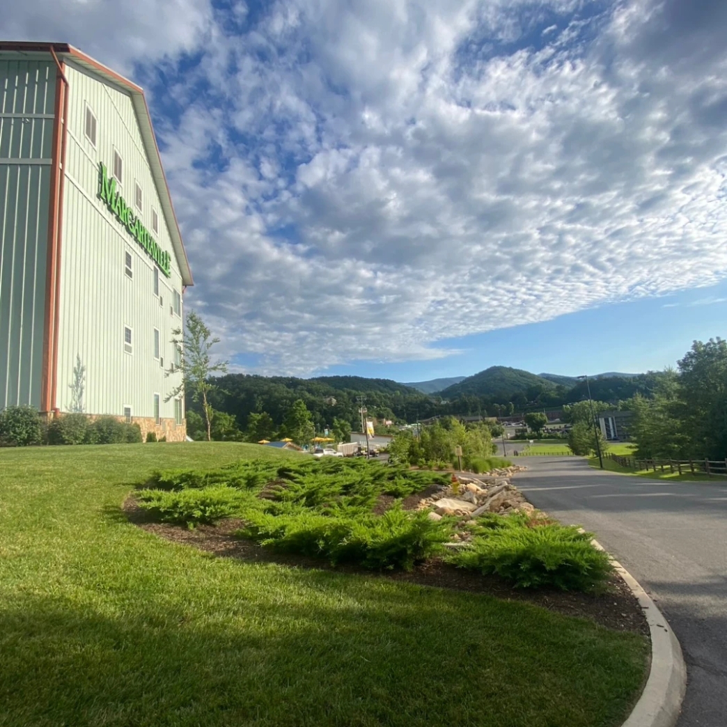 จุดเริ่มต้น การเดินทาง สนามบิน รถ ติดต่อ บ้านพัก รีวิว review New Step Camp Margaritaville RV Resort & Lodge Work and Travel Pigeon Forge Tennessee wat2024 Food Runner ทำงานต่างประเทศ แลกเปลี่ยนวัฒนธรรม ทำงานปิดเทอม ฝึกภาษา อังกฤษ