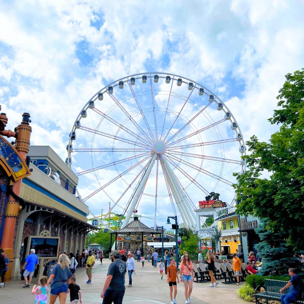 โลโก้งาน Smoky Mountain Observation Wheel เมือง Pigeon Forge รัฐ Tennessee