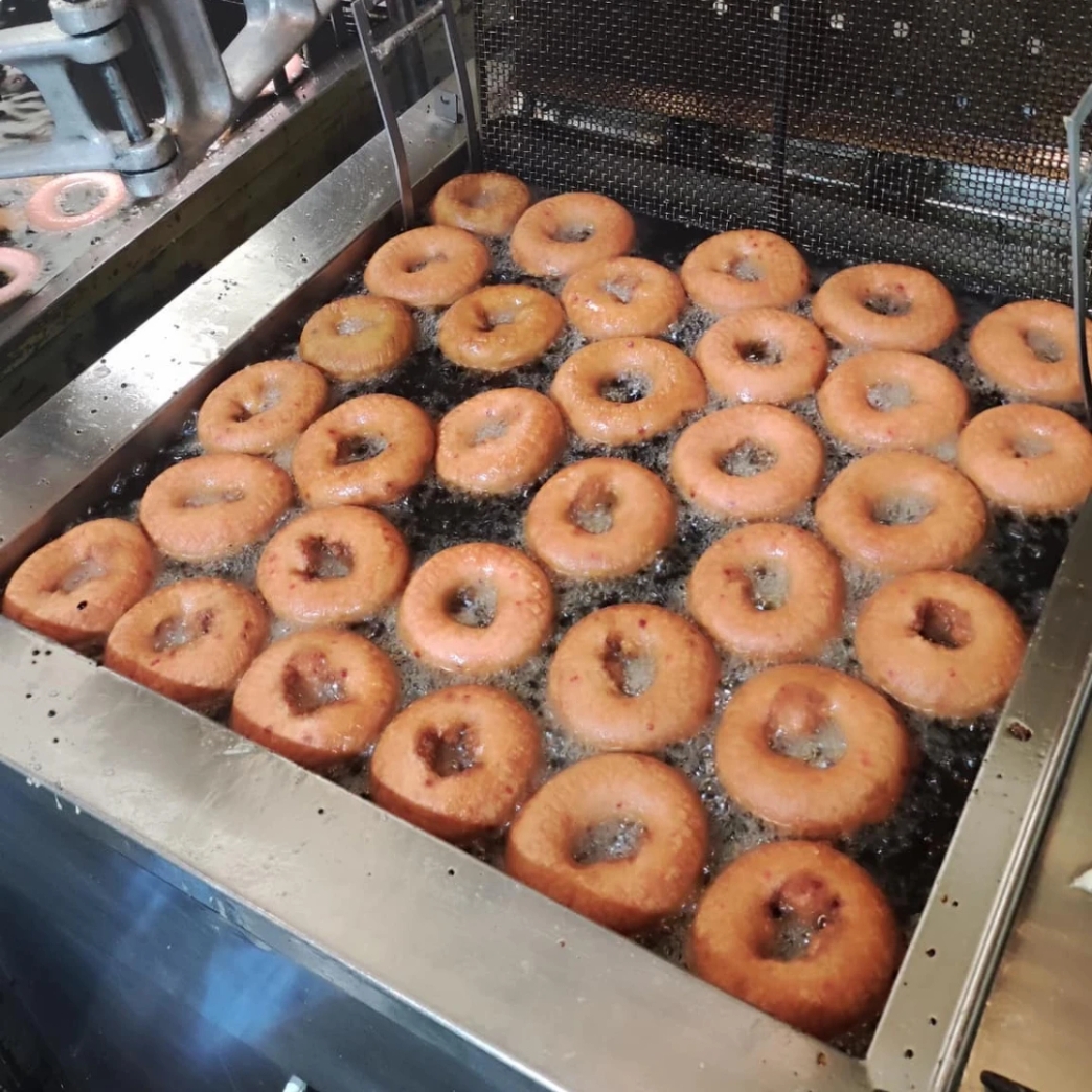 ทอดโดนัท ตำแหน่ง ชาวต่างชาติ ตำแหน่ง เลิกงาน ปิดร้าน รีวิว review New Step Thomas Donut and snack shop Work and Travel Panama City Beach Florida wat2024 Donut Maker