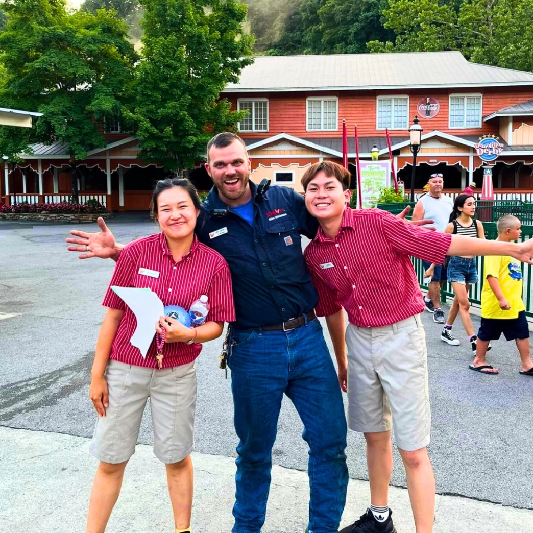 โอที OT เวลาเปิด เวลาปิด สวนสนุก ชั่วโมงงาน รีวิว review New Step Dollywood Work and Travel Pigeon Forge Tennessee wat2022 Attractions Team ทำงานต่างประเทศ แลกเปลี่ยนวัฒนธรรม ทำงานปิดเทอม ฝึกภาษา อังกฤษ